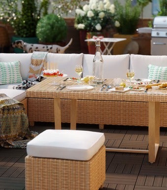 deck com mobiliário de exterior e plantas decorativas